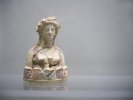 Piccolo busto con decorazione policroma, provenienza sito di Occhiola Grammichele (courtesy Soprintendenza BBCC, ph Anna Tusa)